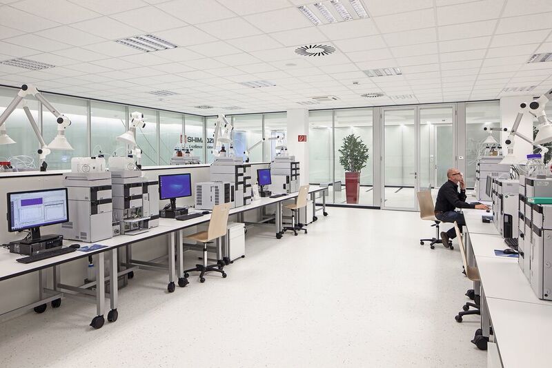 Abb.1: In der 2013 eröffneten Shimadzu-Laborwelt sind zahlreiche Chromatographie-Demosysteme installiert.  (Shimadzu/Dirk Matull Fotografie)