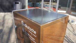 Näherer Blick auf den Schwerlast-Fahrrad-Container aus flachsfaserverstärktem, biobasiertem Kunststoff, nebst integriertem Solarpanel, das den Akku des Leichtbau-Fahrrads bei schönem Wetter per Sonnenenergie aufladen kann – noch mehr Nachhaltigkeit also. (Bild: Universität Stuttgart IFB / S. Facciotto)