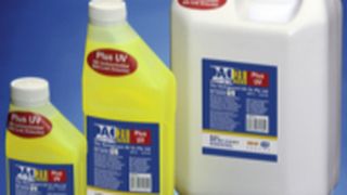 Kompressoröle mit zusätzlich beigemischten UV-Lecksuchmitteln ermöglichen es, Kompressor-Schmierung und Lecksuche in einem Schritt durchzuführen.  (Foto: Behr Hella Service)