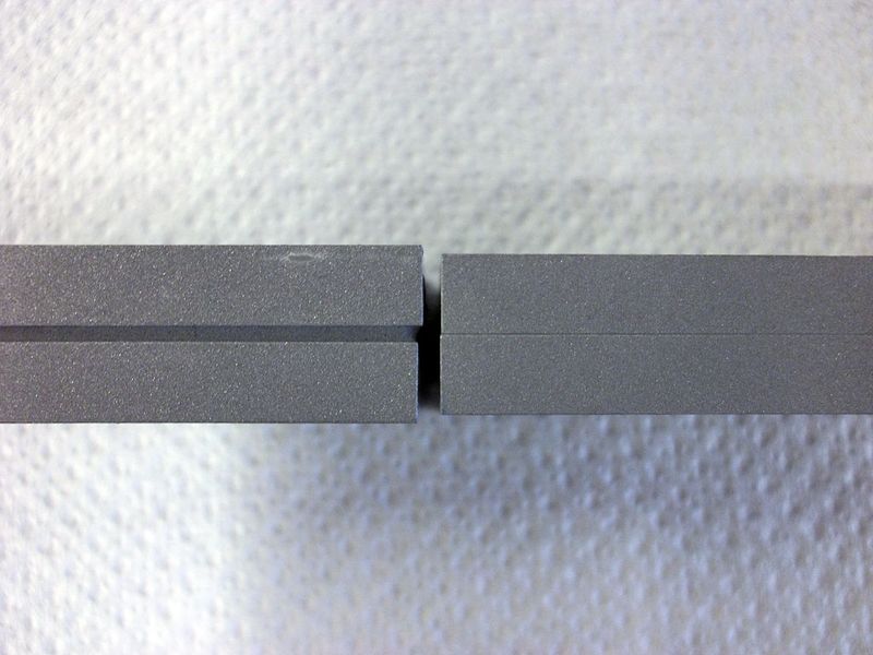 Bild 1: Vergleich der Größe des Klebespalts an einem Prüfkörper. (Delo)