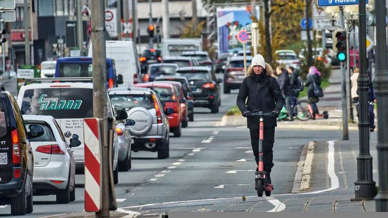 Bei einer E-Scooter-Fahrt mit 0,5 Promille oder mehr begeht der Fahrer eine Ordnungswidrigkeit. Bei einer E-Scooter-Fahrt mit 0,5 Promille oder mehr begeht der Fahrer eine Ordnungswidrigkeit.