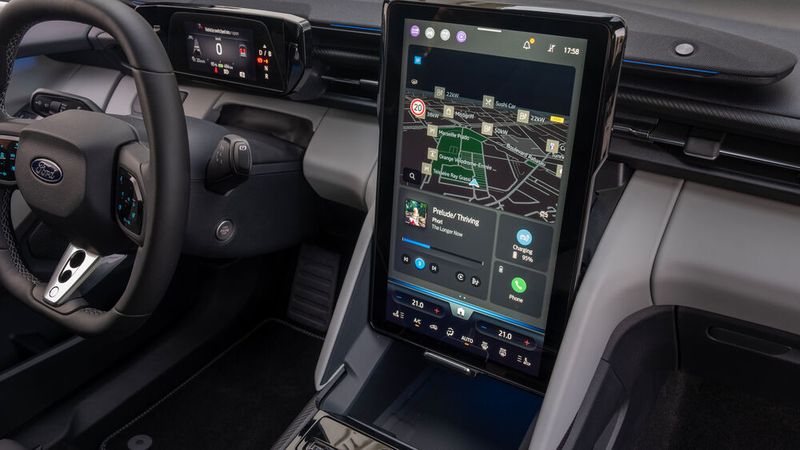 Pfiffig: Das hochkant stehende 14,6-Zoll-Zentraldisplay lässt sich auf und ab schieben. (Bild: Stuart G W Price)