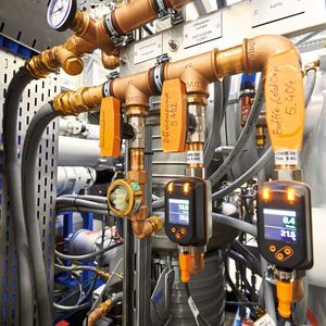 Die komplette Verrohrung des Kühlwassers kann im Schaltschranksystem VX25 verbaut werden.(Bild:  Rittal)