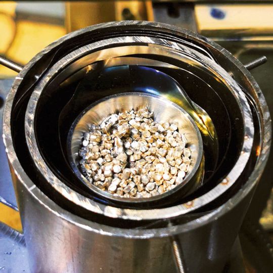 Lithium in Ausgangsform als Granulat als Grundlage zur Fertigung von innovativen und effiz. ienten Batterien der nächsten Generation. Lithium in Ausgangsform als Granulat als Grundlage zur Fertigung von innovativen und effiz. ienten Batterien der nächsten Generation.