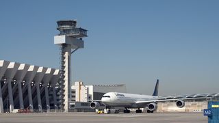 Die Mitarbeiter der DFS koordinieren täglich bis zu 10.000 Flugbewegungen im deutschen Luftraum – im Jahr rund 3 Mio. – wie hier am Flughafen Frankfurt/Main. (Koch/DFS)