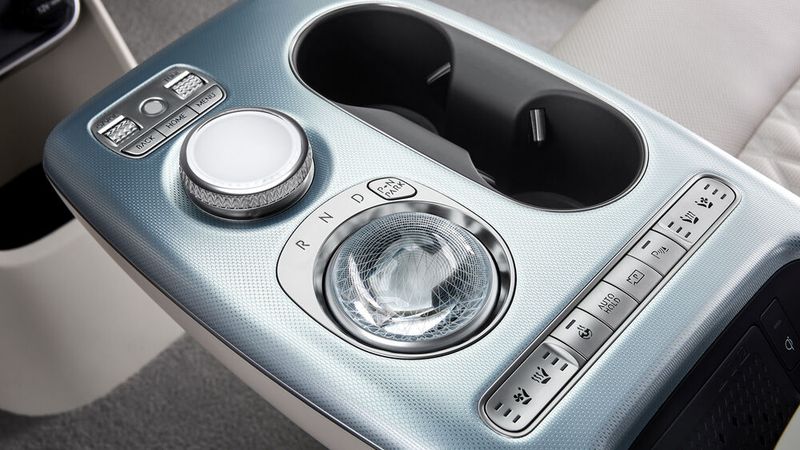 Unter einer Kristallkugel verbergen sich die Gangwahl- und Fahrmodus-Schalter. (Bild: Genesis)