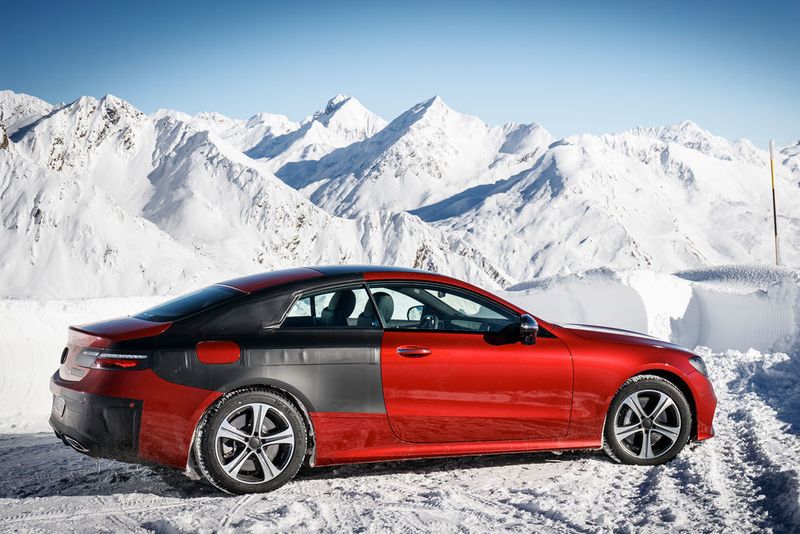 Das Segment der zweitürigen Coupés, oft totgesagt, dürfte mit dem neuen Coupé der E-Klasse noch einmal richtig Fahrt aufnehmen. Im Januar steht es (ungetarnt) auf der Automesse in Detroit, im Frühjahr kommen die ersten Exemplare zu den Händlern. (Daimler)