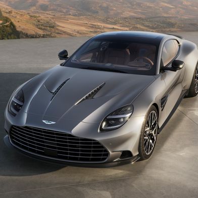 Die Außenlackierung „Q Skye Silver“ ist dem Vanquish 25 vorbehalten (Bild: Aston Martin)