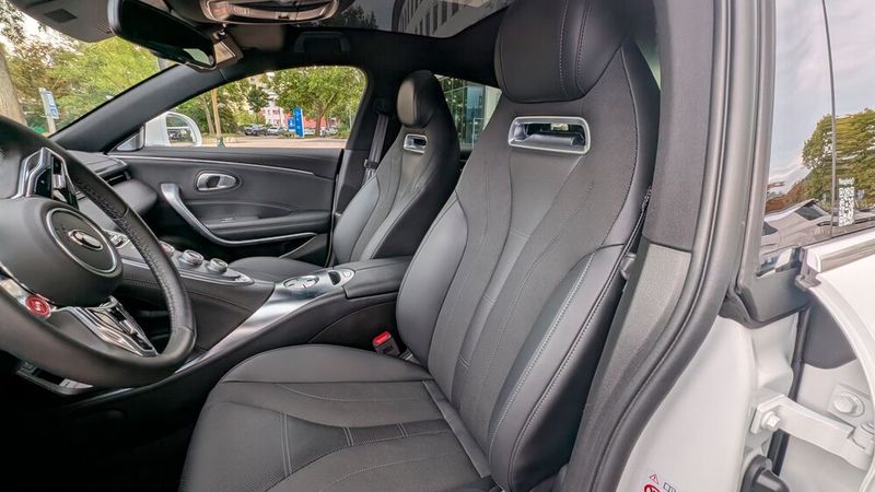 Die Sportsitze sind bequem und bieten einen ordentlichen Seitenhalt. Die Kopfstütze ist nicht verstellbar. (Bild: Mauritz – VCG)