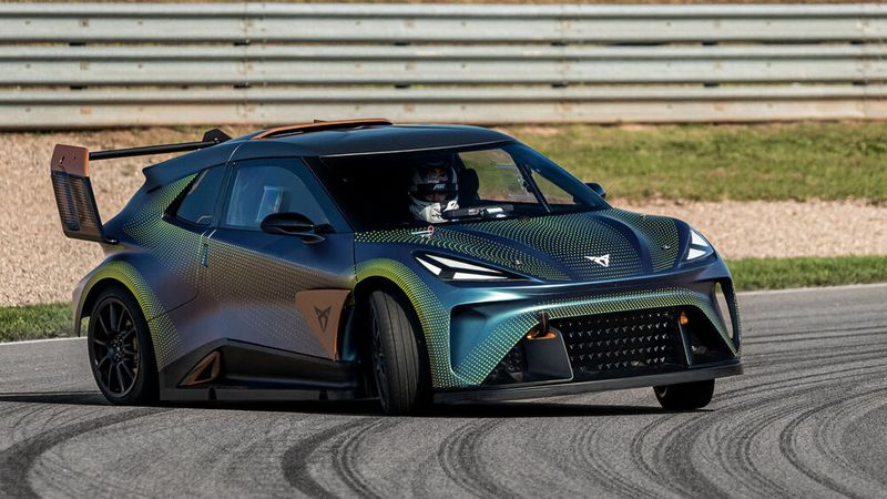 Und auch auf die Piste ging es damit: Das Showcar „Urban Rebel Racing Concept“ schafft den Sprint auf Tempo 100 in 3,2 Sekunden. (Bild: Autoren-Union Mobilität/Seat)