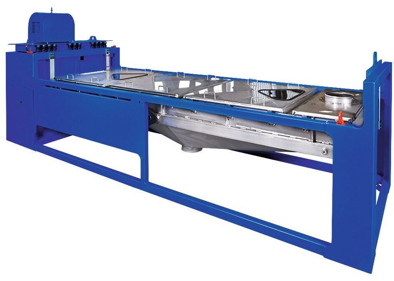Der JEL Freischwinger siebt mit einer horizontalen Schwingbewegung; Der Siebtrog mit Siebeinleger ist mit Blattfedern frei schwingend im Gestell aufgehängt und über Schubstangen mit einem Schwungantrieb verbunden.   (Bild: Engelsmann)