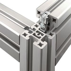 RK-Schwerlastprofile unterstützen Fertigungsunternehmen an vielen Arbeitsplätzen. Diese Aluprofile werden über Druck verbunden und bieten somit eine hoch belastbare Schraubverbindung.(Bild:  RK Rose+Krieger)