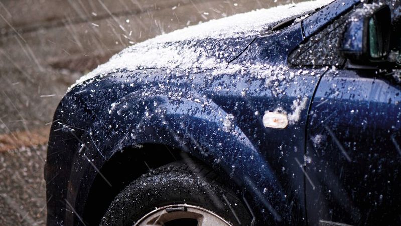 Hagel, Blitz, schwere Unwetter – das sind die typischen Fälle für Kaskoschäden am Auto. Dafür gelten bei der Schadenbehebung eigene Regeln.(Bild:  © Lawrence – stock.adobe.com)