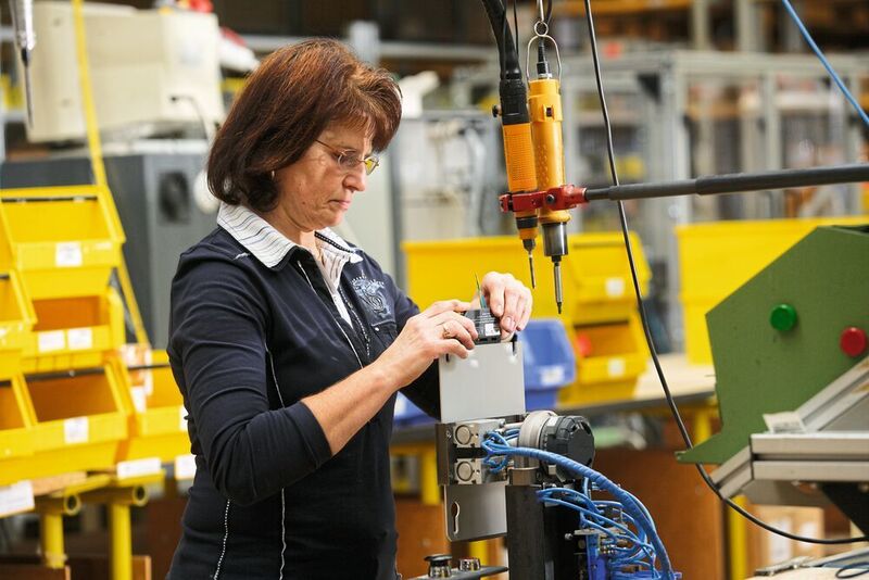 Dort – in Schwäbisch Hall – findet die überwiegend Produktion der Stego-Produkte statt. Das Unternehmen beschäftigt in Deutschland ca. 120 Mitarbeiter. (Stego)