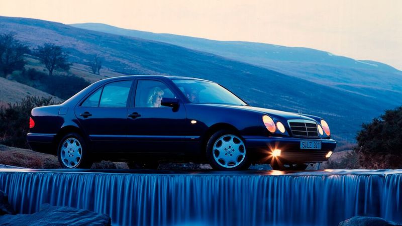 Vier Augen für Deutschlands feinstes Taxi: Die Mercedes E-Klasse beglückte in der Businessclass mit einem neuen Frontdesign. Während sie manch konservativen Mercedes-Fan verschreckte, verschreckte die Qualität des intern W/T 210 genannten Wagen jedoch jeden, der ihn kaufte. Massive Rostprobleme beschädigten den Nimbus der Stuttgarter als Hersteller landzeitstabiler Fahrzeuge nachhaltig. „E-Klasse W 210 – die Rost- und Pannenklasse von Mercedes“ titelte ein bekanntes Nachrichtenmagazin zu Recht. Entsprechend dezimiert ist der Bestand an diesem Modell mittlerweile. (Bild: Daimler AG)