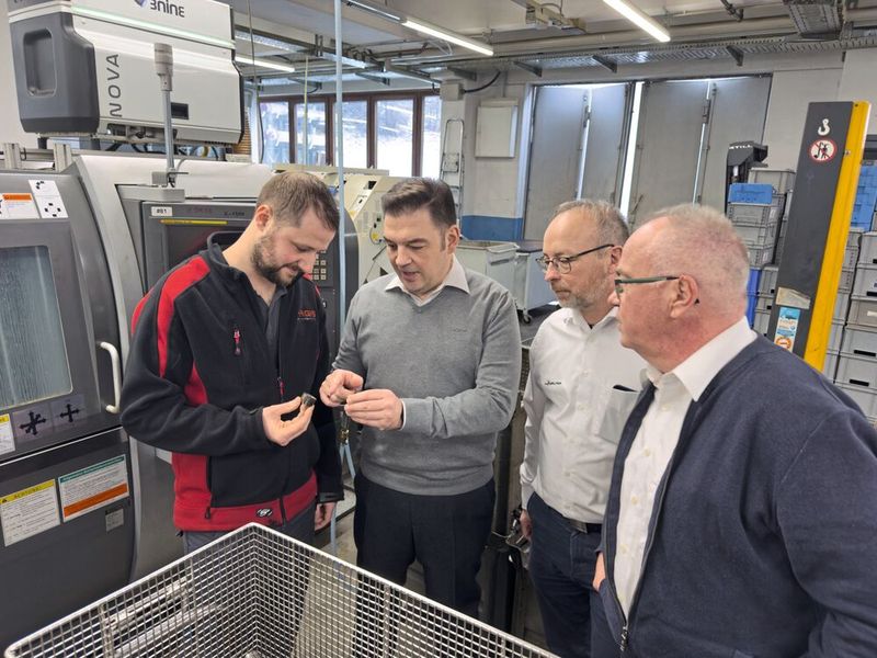 Stefan Letsch (Haigis), Markus Stumm (Produktmanagement Walter), Thomas Thiel (Anwendungstechnik Walter) und Joachim Schneider (Technische Beratung Walter) bei der Arbeit. (Bild: Walter AG)