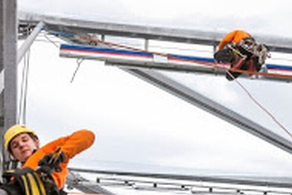 Die exakte Ausrichtung der ColorGraze-Leisten auf die teils unterschiedlich geformten Rautenkissen war erst durch speziell angefertigte Montagevorrichtungen möglich. (Bilder: Philips)