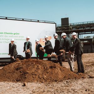 Feierlicher Spatenstich am Verbio-Standort Bitterfeld (v.l.n.r.): Levente Ondi (Geschäftsführer Ximo Hungary kft.), Jörg Pfeiffer (Geschäftsführer Verbio Bitterfeld), Oberbürgermeister Armin Schenk (Oberbürgermeister von Bitterfeld-Wolfen), Minister Sven Schulze (Wirtschaftsminister von Sachsen-Anhalt), Theodor Niesmann (CTO Verbio), Michael von Laer (Global Head of Specialties Verbio), Dr. Andreas Kohl (Head of Specialty Chemicals & Catalysts Verbio)(Bild:  Verbio)
