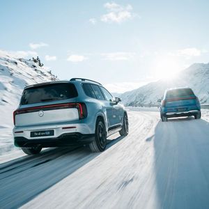 Zum Start kommen zwei Modelle: der GLB 250+ mit 200 kW starker E-Maschine und 630 Kilometern Reichweite, sowie der allradgetriebene 350 4matic.(Bild:  Mercedes-Benz)