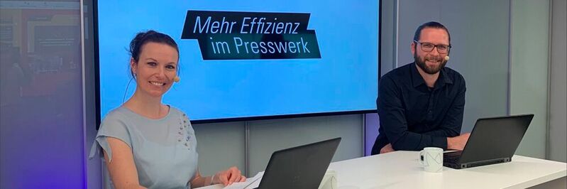 Der Digital-Kick-off zur Fachtagung „Mehr Effizienz im Presswerk“ wurde aus dem Vogel Convention Center (VCC) in Würzburg übertragen (im Bild die Moderatoren Frauke Finus und Benedikt Hofmann).