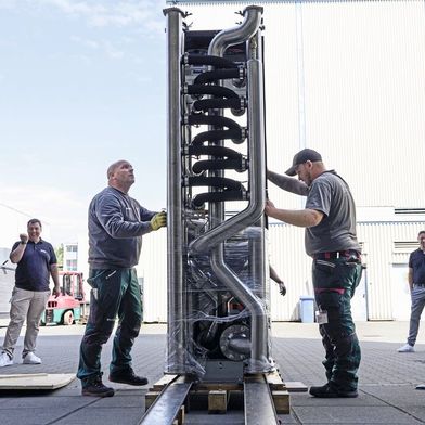 Direct Liquid Cooling: Bei KI-Rechenzentren muss eine Flüssigkeit wie Wasser direkt zu den Chips. Sonst lassen sich KI-Anwendungen in keinem Rechenzentrum in großem Stil betreiben. (Bild: Rittal)