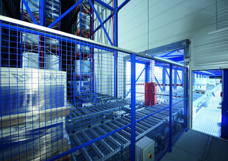 Das bestehende manuelle und das neue automatische Lager arbeiten wie ein Uhrwerk zusammen. Auf Seiten des Automatiklagers übernehmen die Regalbediengeräte die Paletten direkt vom Förderer oder übergeben sie ihm. (Archiv: Vogel Business Media)