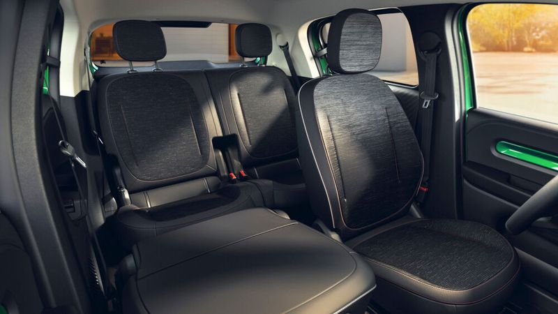 Wird die Lehne vom Beinfahrersitz umgeklappt, lassen sich auch längere Gegenstände einladen. (Bild: Renault)