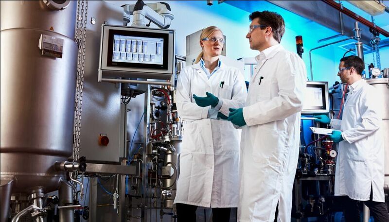 Plastic from plants: An interdisciplinary team led by Covestro researcher Dr. Gernot Jäger (right) has developed a highly sustainable new production process for the chemical aniline.  (Covestro)