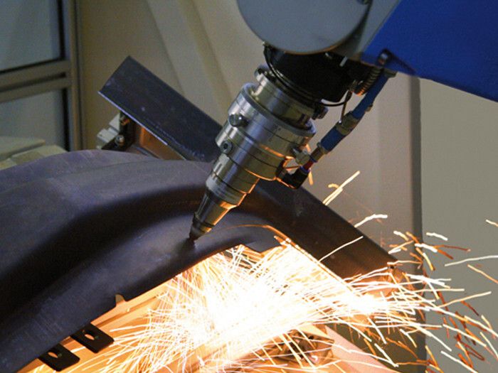 Eine Jenoptik-Votan BIM bei der konturgetreuen Bearbeitung eines Strukturteils. (Bild: Jenoptik)