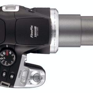 Das 18-fache Zoomobjektiv der S8000 deckt den Bereich zwischen 27 und 486 Millimeter ab.
