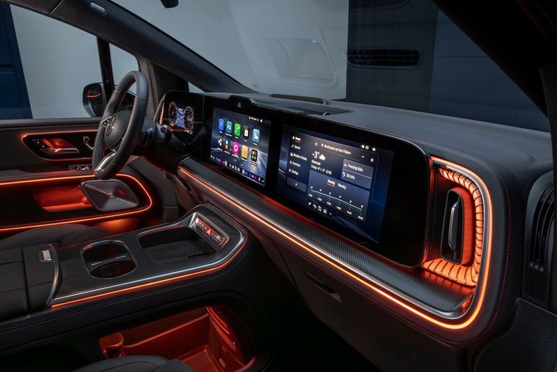 Drei große Displayflächen füllen das Armaturenbrett aus. (Bild: Mercedes-Benz)