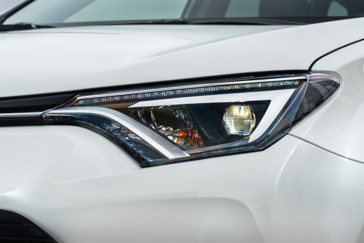 Die flachen Scheinwerfer gibt es wahlweise als Halogen- oder Voll-LED-Varianten. (Toyota)