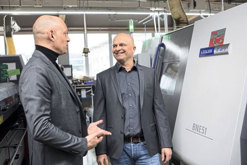 Sind mehr als zufrieden mit der Leistung der beiden BNE-51MSY von Miyano (von rechts): Geschäftsführer der Loga Präzisionsteile GmbH & Co. KG, Peter Loga, und Giovanni D’Addio, der das Unternehmen seit vielen Jahren rund um Drehmaschinen betreut. (Citizen Machinery Europe GmbH)