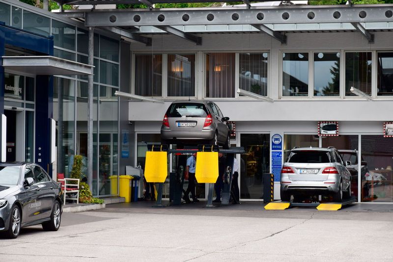 Die dafür notwendigen Direktannahmebühnen befinden sich im Freien, vor den Annahmeplätzen der Serviceberater. (Holz / »kfz-betrieb«)