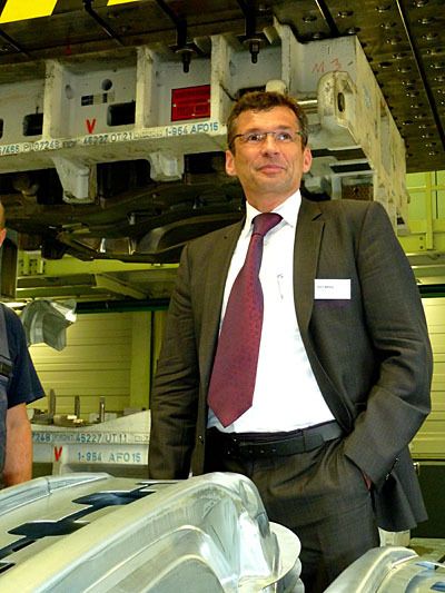 Helmar Aßfalg blickt als Vorsitzender der Allgaier-Geschäftsführung optimistisch in die Zukunft seines Unternehmens – schließlich wird die neue 30000 kN-Tryout-Presse im Hintergrund ihren Beitrag dazu leisten. (Archiv: Vogel Business Media)