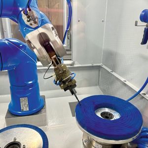 Démonstration de polissage de goujure : l'outil poli est incliné sur la brosse, un système cinématique qui garantit la qualité au μ près.(Source :  MSM)