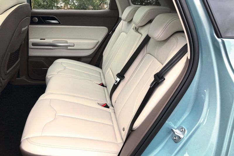 Doch auch die Passagiere im Fond werden keine Probleme auf langen Strecken haben. Die Außenmaße des U5: 4.680 Millimeter in der Länge, 1.865 Millimeter in der Breite und 1.684 Millimeter in der Höhe. (Bild: Grimm/»kfz-betrieb«)