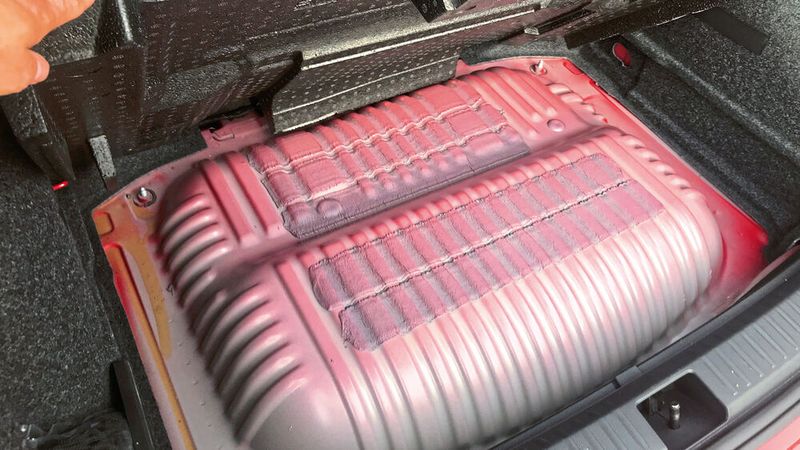 Das eingeschränkte Kofferraumvolumen liegt allerdings auch an den Gastanks, die einen Teil des Laderaums fressen. (Bild: Grimm/»kfz-betrieb«)