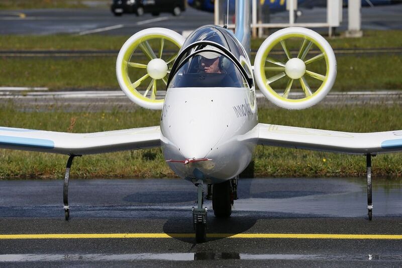 Im französischen Bordeaux absolvierte der elektrisch angetriebene E-Fan 2.0 seinen ersten öffentlichen Flug. Für Airbus ist das Trainingsflugzeug der Anfang der Elektroflugzeug-Entwicklung. (Airbus Group)