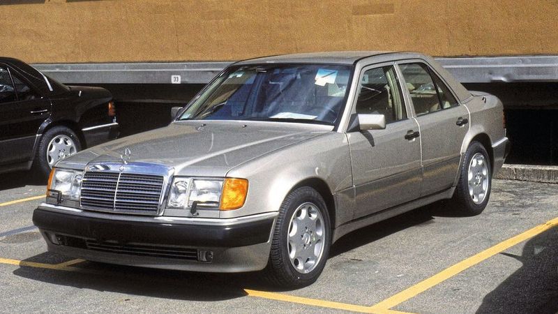 Für Mercedes-Benz erstellte die Porsche-Kundenentwicklung 1990 eine leistungsstarke Variante des Mercedes W124. Dieser war mit einem Fünf-Liter-V8-Vierventilmotor ausgerüstet. Das Gesamtprojekt inklusive der Kleinserienfertigung wurde bei Porsche in Stuttgart-Zuffenhausen umgesetzt. (Bild: Porsche)