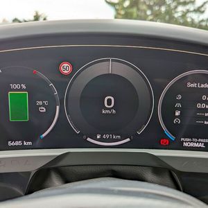 3. Die Reichweite: Die angegebene Reichweite bei Elektroautos korreliert trotz angeblich alltagsnahem WLTP-Zyklus oft schlechter mit der Wirklichkeit als bei Verbrennern. Porsche verspricht für die von uns gefahrene Konfiguration 583 Kilometer. In der Realität sind, wie hier vom Kombiinstrument angezeigt, bis zu 500 drin. Im empfohlenen Ladefenster von 20 bis 80 Prozent fährt man locker 300 Kilometer. Das passt – und führt uns zur ...(Bild:  Rosenow – VCG)