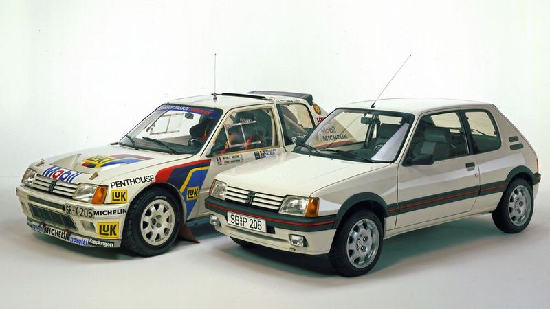 Der 1983 präsentierte Peugeot 205 war ein rieser Erfolg für den Konzern. Dazu trugen auch seine Modellvielfalt sowie der Erfolg im Rennsport bei. Während sich Endkunden an einem Straßen-GTI erfreuen konnten, lehrten die Rallye-Varianten ihren Gegnern das Fürchten. Als 205 Turbo 16 nach Gruppe-B-Reglement nahm er 1987 und 1988 erfolgreich an der Rallye Dakar und dem Bergrennen Pikes Peak International Hill Climb teil. (Bild: Peugeot)