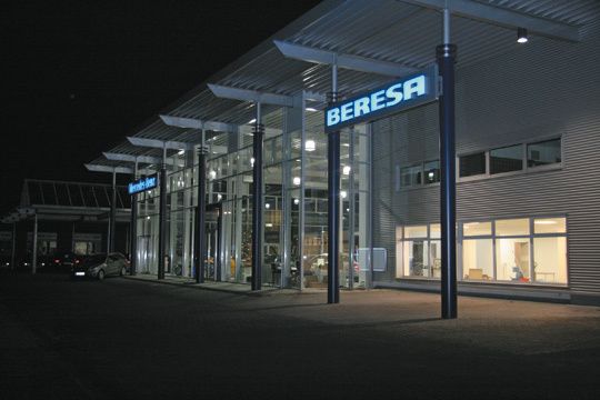 Impressionen bei Nacht: Am Standort in Ahaus sind Mercedes-Benz-Pkw und -Nfz erhältlich. (Archiv: Vogel Business Media)