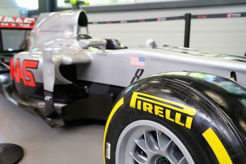 Portes ouvertes chez URMA à l'occasion du passage du grand patron Gene Haas et de Romain Grosjean, le pilote de F1 tournant dans l'écurie Haas. (JR Gonthier)