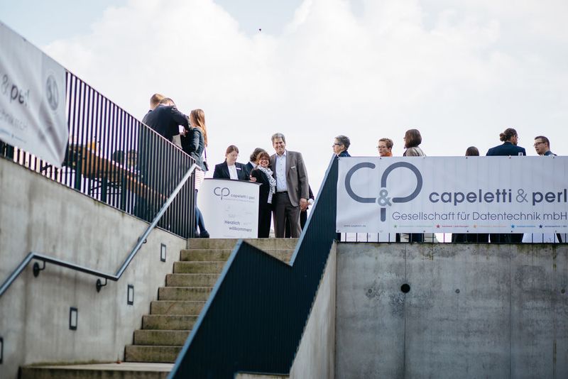 Empfang der Gäste durch (v. l.) Verena Müller-Thiel, Sandra Müller und Marc Schumacher (alle C&P)  (Capeletti & Perl / Stephanie Pelch)