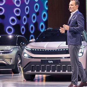 Auch die weiteren zwei E-Kleinwagen-Konzernvarianten – ID-Cross und Škoda Epiq – führte der Volkswagen-Manager vor.(Bild:  IAA)
