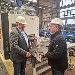 Roland Möbius, zuständig für den Bereich Zuschnitt in der Brückenwerkstatt Dresden und Dirk Schürstedt, Gebietsverkaufsleiter Metal Processing bei Lissmac, prüfen das Ergebnis des Kantenverrundungs-Prozesses.(Bild:  Brückenwerkstatt Dresden, Christian Hahn)