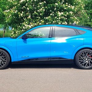 4. Der Fahrspaß: Wer den Mustang Mach-E GT kauft, erwartet Fahrspaß. Und den liefert der sportliche Stromer auch. Neben der beeindruckenden Beschleunigung, die je nach Fahrmodus von einem anderen, künstlich erzeugten Sound untermalt wird, machen auch kurvige Strecken viel Freude. (Bild:  Mauritz – »kfz-betrieb«)