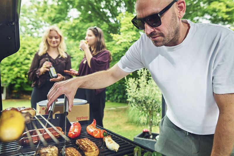 Sommerliche Freizeitaktivitäten und saisonale Einkäufe treiben die Konsumausgaben vieler Verbraucher in den warmen Monaten nach oben. (Bild: Joybuy)