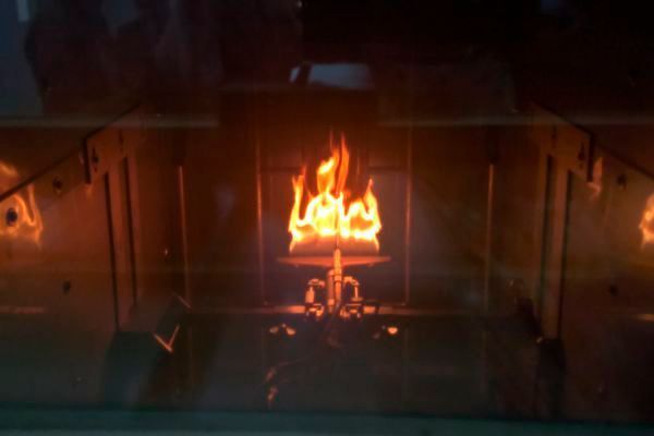 Die Brandprüfung erfolgt beispielsweise mit 20,5 KW Leistung. Die Beflammungsdauer beträgt 20 Minuten. (S. Häuslein/konstruktionspraxis)